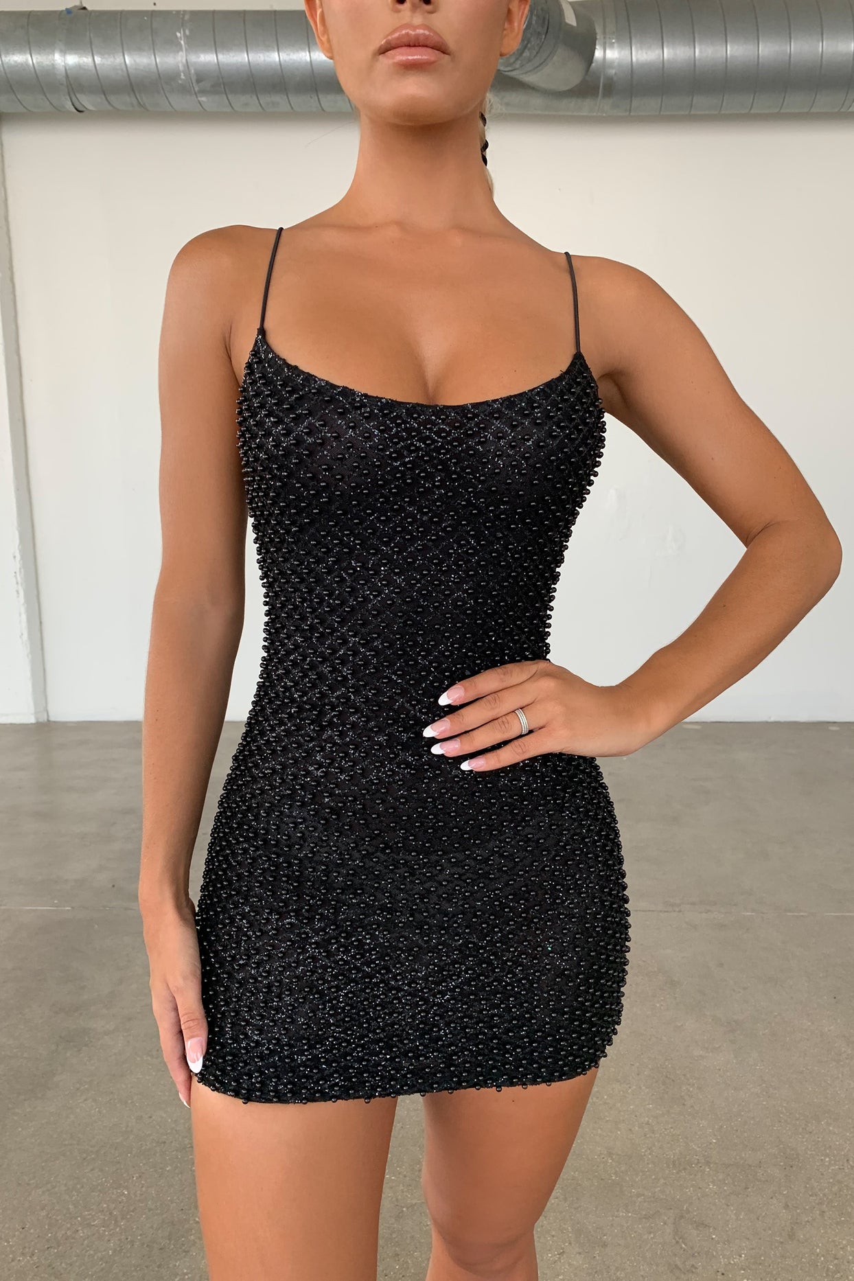 Ozdobiona sukienka mini w kolorze czarnym